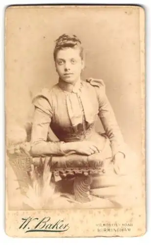 Fotografie W. Baker, Birmingham, Moseley Road 110, Porträt einer jungen Dame mit hochgestecktem Haar