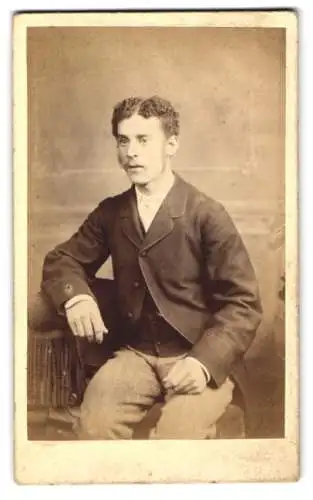 Fotografie C. J. Thompson, Norwich, St. Andrews Street, Porträt eines jungen Mannes auf einem Stuhl