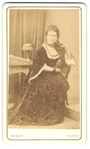 Fotografie J.T. Haden, Birmingham, Broad Street 185, Dame in elegantem Kleid