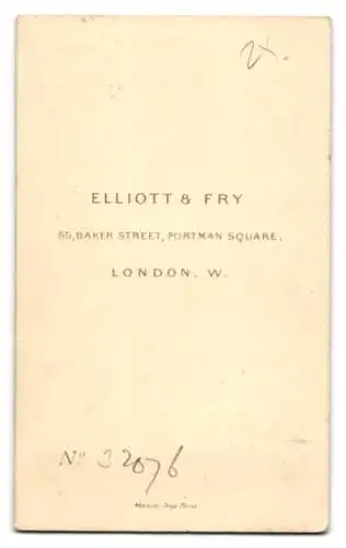 Fotografie Elliott & Fry, London, 55 Baker St., sitzendes Kind mit blonden Haaren und Spielzeugstock