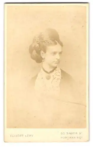 Fotografie Elliott & Fry, London, Baker Street 55, Porträt einer Dame mit elegantem Haarknoten