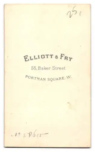 Fotografie Elliott & Fry, London, Baker Street 55, Porträt einer Dame mit elegantem Haarknoten