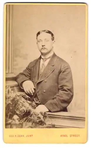 Fotografie Geo. A. Dean Junr, Douglas / Isle of Man, Athol Street, Porträt eines jungen Mannes im Anzug