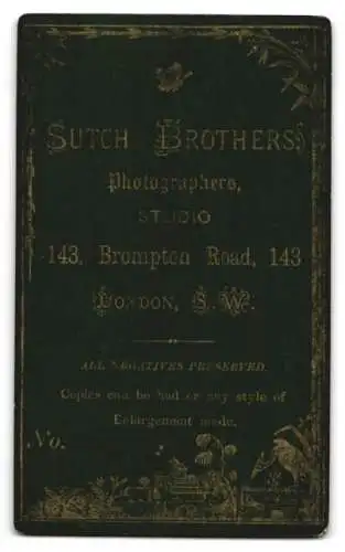 Fotografie Sutch Bros., London, Brompton Road 143, Porträt einer Dame in dunklem Kleid