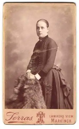 Fotografie John Terras, Markinch, Lawhead View, Frau in dunklem Kleid mit Pelz