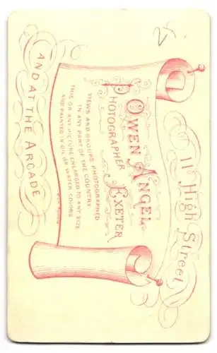 Fotografie Owen Angel, Exeter, 11 High Street, Dame mit Hut und Schirm