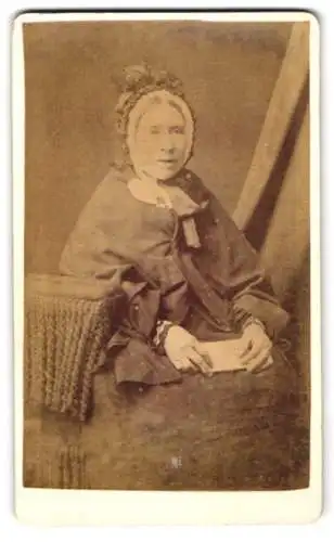 Fotografie R. Robinson, Ardrossan, Princes Street 17, sitzende ältere Dame mit Haube und Buch