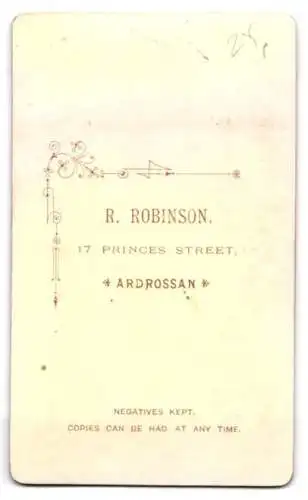 Fotografie R. Robinson, Ardrossan, Princes Street 17, sitzende ältere Dame mit Haube und Buch