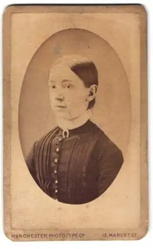 Fotografie Manchester Phototype Co, Manchester, Market Street 15, Porträt einer Frau in dunkler Kleidung
