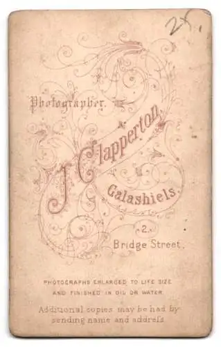 Fotografie J. Clapperton, Galashiels, Bridge Street 2, Mutter mit Kind in eleganter Kleidung