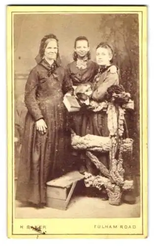 Fotografie H. Baker, Brompton, Fulham Road 263, Drei Frauen in traditioneller Kleidung