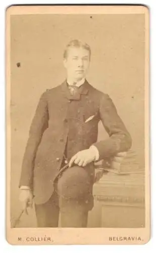 Fotografie M. Colliér, Belgravia, Brixton Road 195, Portrait eines eleganten jungen Mannes