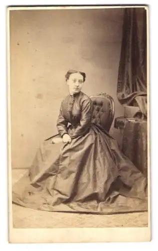 Fotografie The Imperial French Photographic Company, London, Haymarket 4, sitzende Dame im prachtvollen Kleid