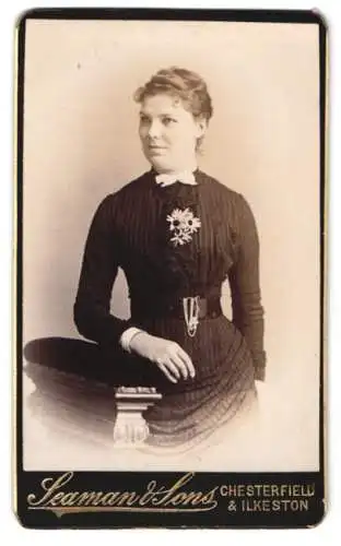 Fotografie Seaman & Sons, Chesterfield, Porträt einer jungen Frau in schwarzem Kleid