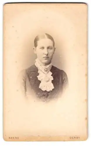 Fotografie Richard Keene, Derby, Repository of Arts, Porträt einer Frau in eleganter Kleidung