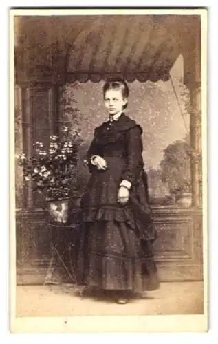 Fotografie J. Smith, Warminster, junge Frau in dunklem Kleid mit Blumenarrangement