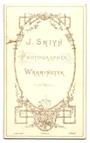 Fotografie J. Smith, Warminster, junge Frau in dunklem Kleid mit Blumenarrangement