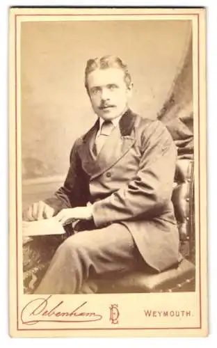 Fotografie E. Debenham, Weymouth, Royal Portrait Studios, Porträt eines eleganten Herrn im Anzug