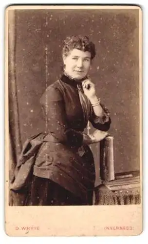 Fotografie D. Whyte, Inverness, Church Street, Porträt einer Dame in eleganter Pose