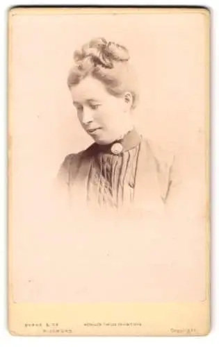 Fotografie Byrne & Co., Richmond, Hill Street, Porträt einer jungen Frau mit hochgestecktem Haar