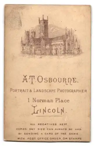 Fotografie A.T. Osbourne, Lincoln, Norman Place 1, stehender Junge mit Hut neben einem verzierten Tisch