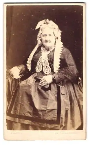 Fotografie G. Gregson, Halifax, Waterhouse St 1, Porträt einer älteren Dame im viktorianischen Kleid