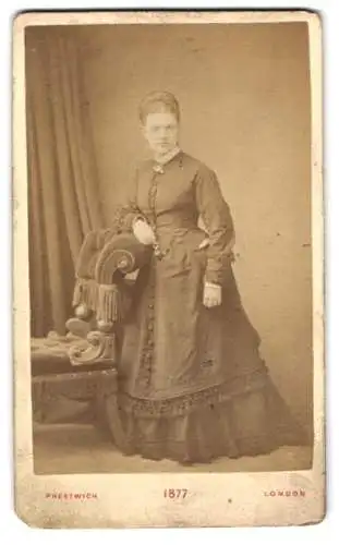 Fotografie W. H. Prestwich, London, City Road 155, Porträt einer Dame im Kleid aus dem Jahr 1877