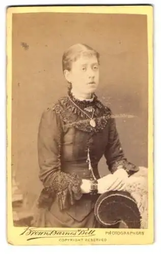 Fotografie Brown - Barnes & Bell, Liverpool, 34 Castle Street, Portrait einer jungen Frau in dunklem Kleid