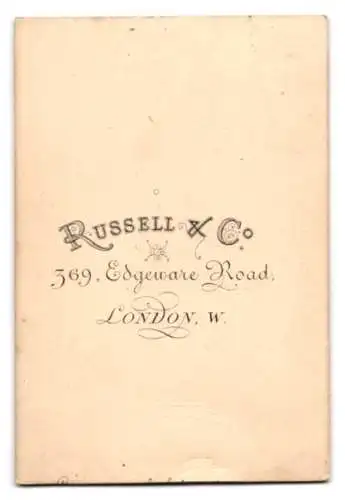 Fotografie Russell & Co., London, Edgeware Road 369, Porträt eines jungen Mannes auf einem Stuhl sitzend