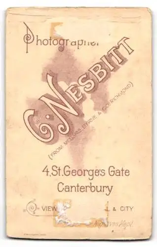 Fotografie C. Nesbitt, Canterbury, St. George`s Gate 4, Ältere Dame in schwarzem Kleid am Tisch sitzend