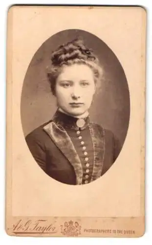 Fotografie A. & G. Taylor, Sheffield, Norfolk Street 101, Porträt einer jungen Frau