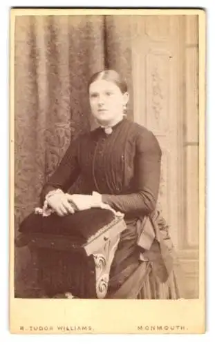 Fotografie R. Tudor Williams, Monmouth, Monnow Street, Frau in einem dunklen Kleid lehnt auf einem gepolsterten Podest