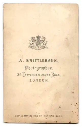 Fotografie A. Brittlebank, London, 3A Tottenham Court Road, junger Mann auf Stuhl sitzend