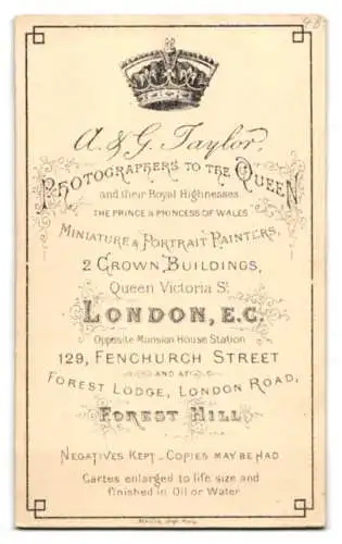 Fotografie A. & G. Taylor, London, Queen Victoria Street, Porträt eines eleganten Herrn mit Bart