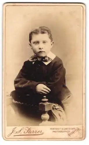 Fotografie J.S. Farrer, Brampton, Portrait eines Jungen mit Schleife