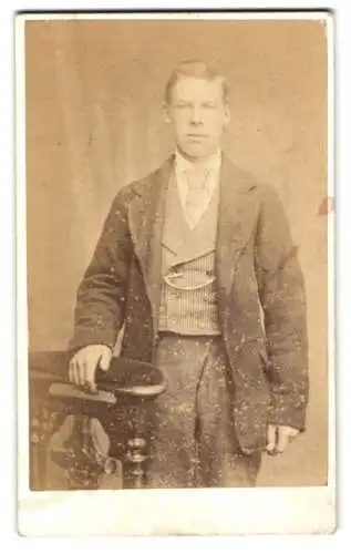 Fotografie Henry J. Brooks, Abingdon, High St, Porträt eines jungen Mannes im Anzug