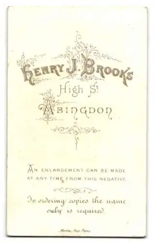 Fotografie Henry J. Brooks, Abingdon, High St, Porträt eines jungen Mannes im Anzug