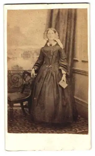 Fotografie Edward Shayler, Clerkenwell, St John’s Road 82, Dame in elegantem Kleid mit Brief