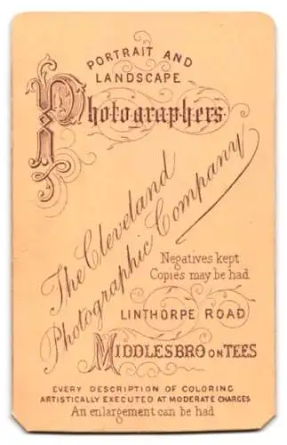 Fotografie The Cleveland Photographic Company, Middlesbrough on Tees, Linthorpe Road, Ältere Dame in dunklem Kleid