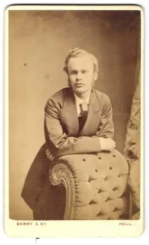 Fotografie Barry & Co., Hull, Park Street, Portrait eines jungen Mannes auf gepolstertem Stuhl