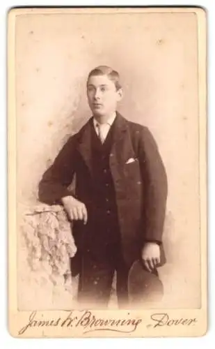 Fotografie James W. Browning, Dover, High St 50, Porträt eines jungen Mannes im Anzug