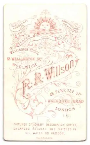 Fotografie R. Roberts Willson, Woolwich, 63 Wellington St., Frau in elegantem Kleid