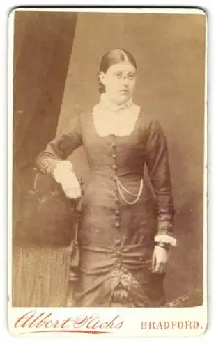 Fotografie Albert Sachs, Bradford, Manningham Lane, Frau in elegantem Kleid