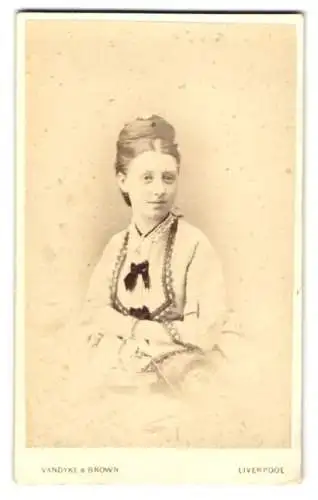 Fotografie Vandyke & Brown, Liverpool, 31 Bold Street, Portrait einer jungen Frau in eleganter Kleidung