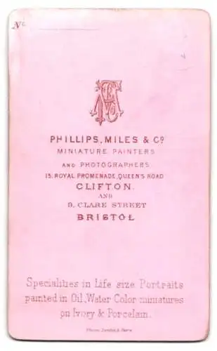 Fotografie Phillips - Miles & Co., Clifton, 15 Royal Promenade, Queen`s Road, Porträt einer Frau mit Schleife