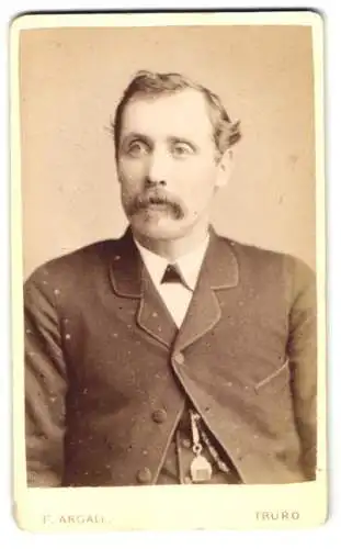 Fotografie Frederick Argall, Truro, High Cross, Porträt eines Mannes mit Schnurrbart und Anzug