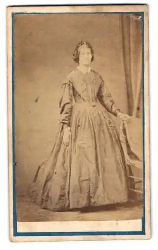 Fotografie W. Barham, Chatham, Military Road 13, Stehende Frau in eleganter Kleidung