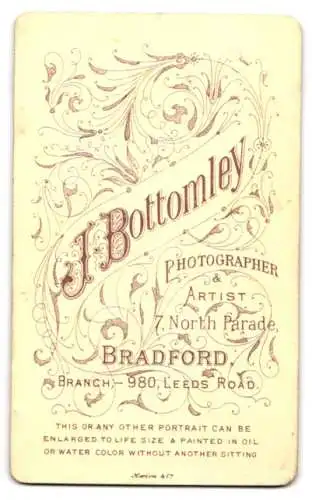 Fotografie J. Bottomley, Bradford, 7 North Parade, Porträt eines sitzenden Mannes