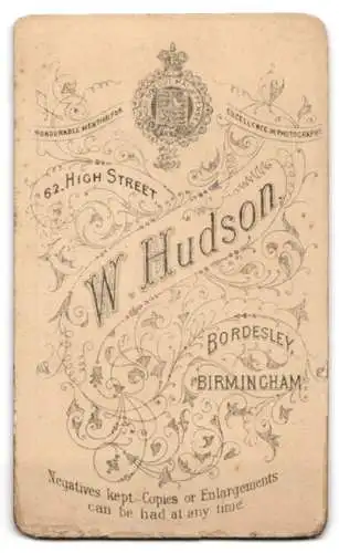 Fotografie W. Hudson, Bordesley, 62 High Street, Porträt eines jungen Mannes in viktorianischer Kleidung