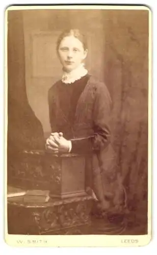 Fotografie W. Smith, Leeds, New Briggate 14, Frau in einem eleganten Kleid